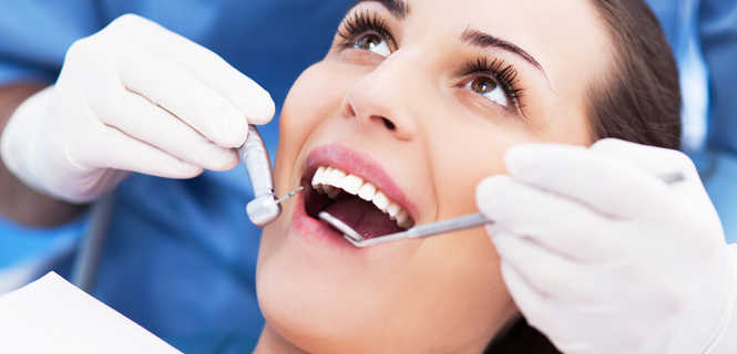 Licówki stomatologiczne - w jaki sposób się je zakłada