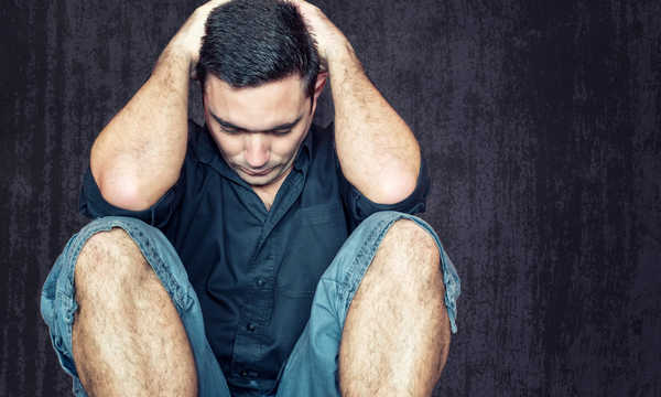 Złe samopoczucie psychiczne mężczyzny z powodu przerostu gruczołów piersiowych