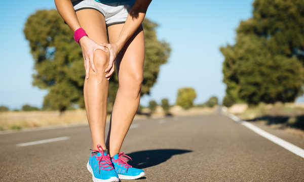 Kolano biegacza to częsta dolegliwość przeciążeniowa występująca u osób regularnie biegających