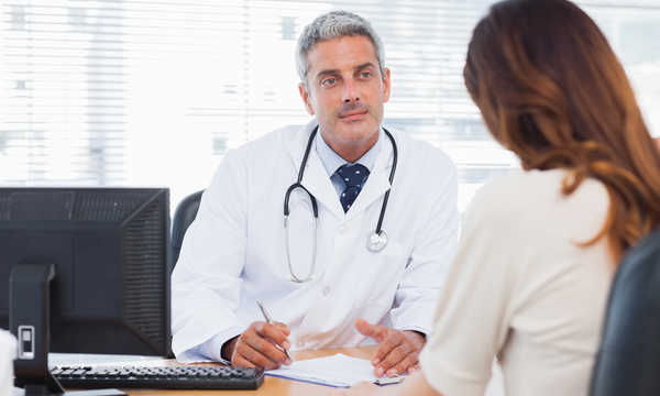 Konsultacja flebologiczna to pierwszy krok w diagnostyce chorób żył i problemów takich jak żylaki czy obrzęki nóg