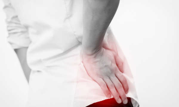 Przyczyny koksartrozy mogą być związane z wiekiem, nadwagą oraz obniżoną jakością chrząstki stawowej