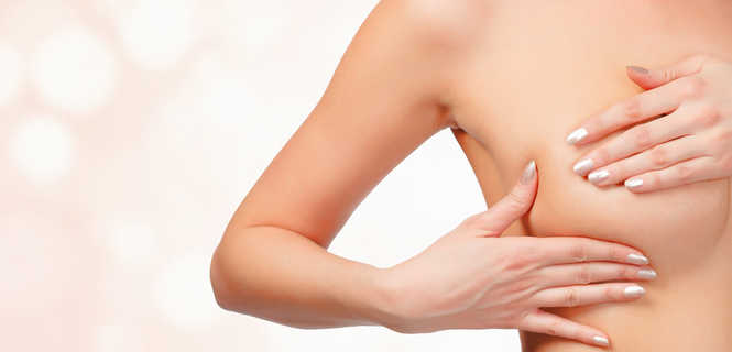 Torbiele piersi a powiększanie biustu implantami