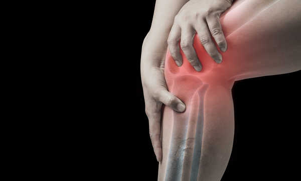 Jakie schorzenia kolana leczy się przy pomocy endoprotezy?