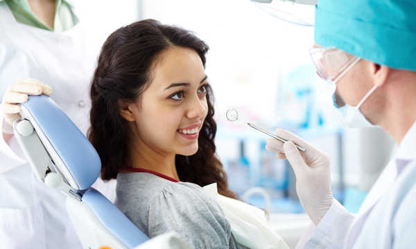 Po zdjęciu stałego aparatu ortodontycznego zęby stopniowo stabilizują się w nowym ustawieniu dzięki odpowiedniej fazie retencji