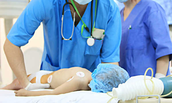 Przepuklina kresy białej u dziecka w przypadku nasilonych objawów lub powiększania się zmiany może wymagać leczenia operacyjnego