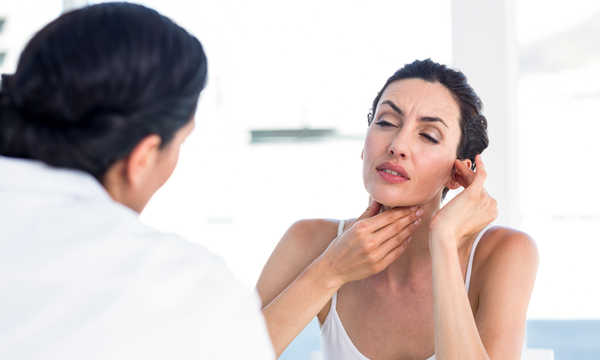 Zmiana określana jako torbiel boczna szyi zwykle ma łagodny charakter i rośnie powoli