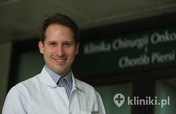 Prof. nadzw. dr hab. n. med. Paweł Szychta, który przeprowadził pierwszą w Polsce operację dzielenia piersi