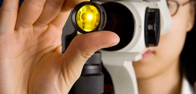 Operacja wzroku laserem, czyli jak się pozbyć okularów?