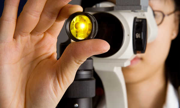 Zabieg laserowej korekcji wzroku jest krótki, wykonywany w znieczuleniu miejscowym i zwykle nie wymaga hospitalizacji