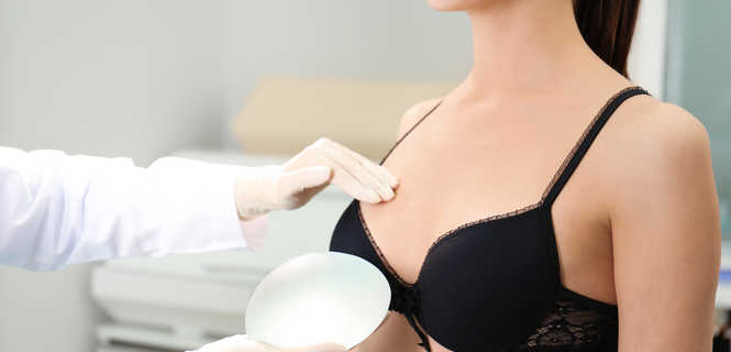 Przesunięcie implantu piersiowego
