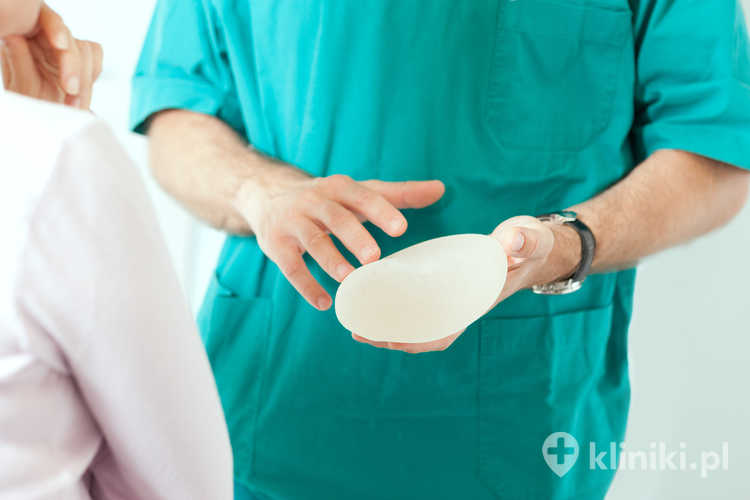 Wybór kształtu implantu piersiowego zależy od wielu czynników