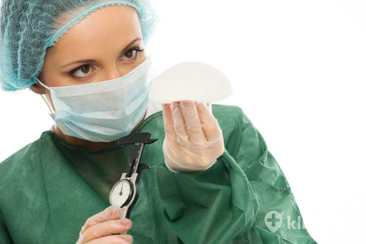Lekarka mierzy objętość implantu piersiowego