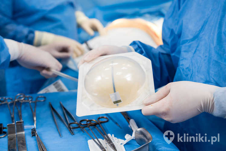 Zdjęcie implantu przygotowywanego do augumentacji